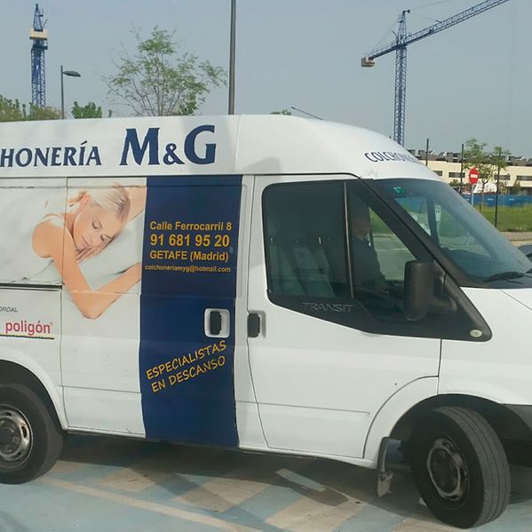 Colchonería M&G furgoneta para envio de colchones